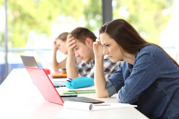 Estudantes preocupados fazendo trabalho difícil on-line — Fotografia de Stock