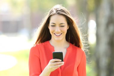 Bir akıllı telefon kullanan bir kadın önden görünümü