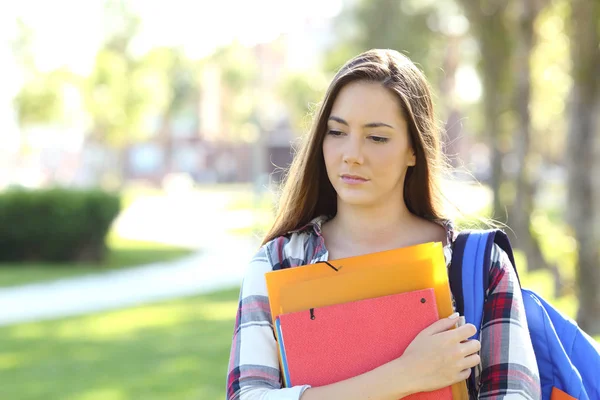 Smutny student spaceru na ulicy — Zdjęcie stockowe