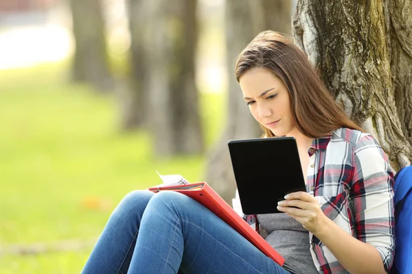 Estudiante estudiando comparando notas en línea — Foto de Stock