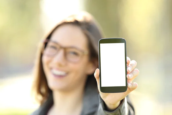 Frau zeigt Smartphone-Bildschirm im Freien — Stockfoto