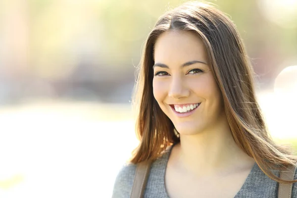 Mujer con sonrisa perfecta mirando a la cámara al aire libre — Foto de Stock