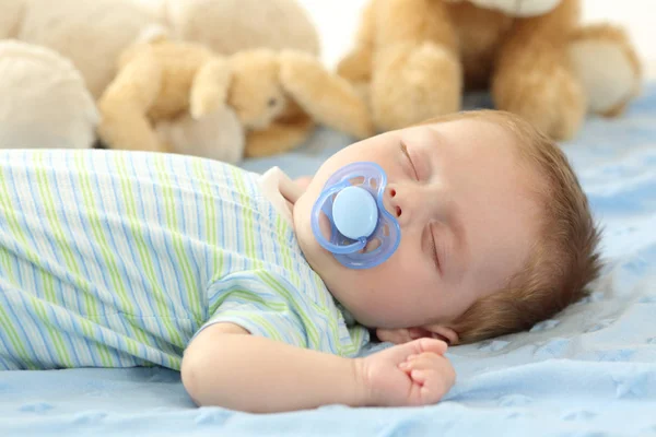 Bambino che dorme con un ciuccio — Foto Stock
