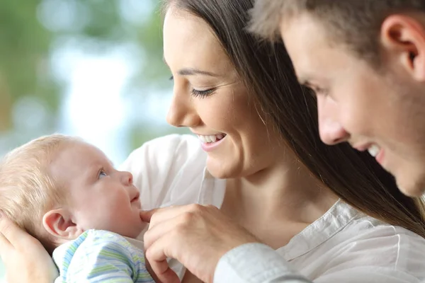 Trotse ouders houden van hun baby — Stockfoto