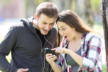 Hayret çift hatta müzik dinleme