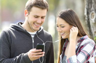 Mutlu birkaç genç müzik paylaşımı