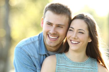 Yüzüne mükemmel gülümseme ile mutlu çift