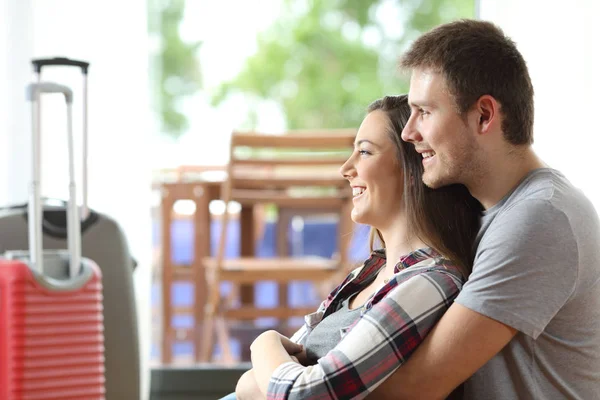 Bir otel odasında bir pencereden Çift