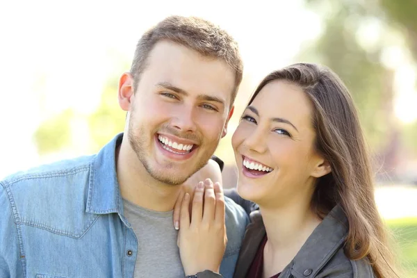 Cuplu pozând cu zâmbet perfect și dinți albi — Fotografie, imagine de stoc