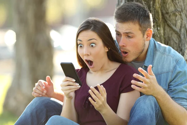 Terkejut pasangan menemukan luar biasa konten on line — Stok Foto