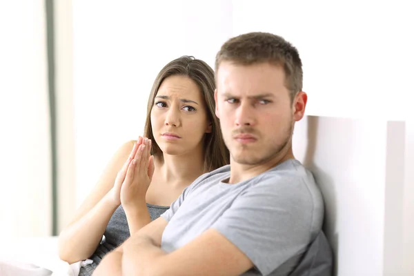 Wife begging and angry husband — Stock Photo, Image