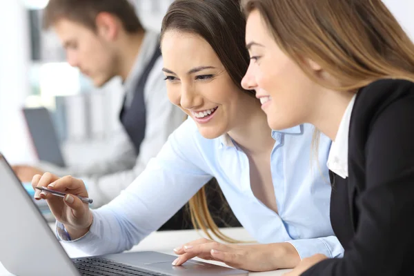 Donne d'affari che lavorano insieme con un computer portatile — Foto Stock