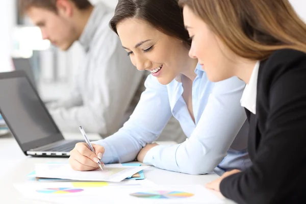 Gelukkig zakenvrouwen samen te werken — Stockfoto