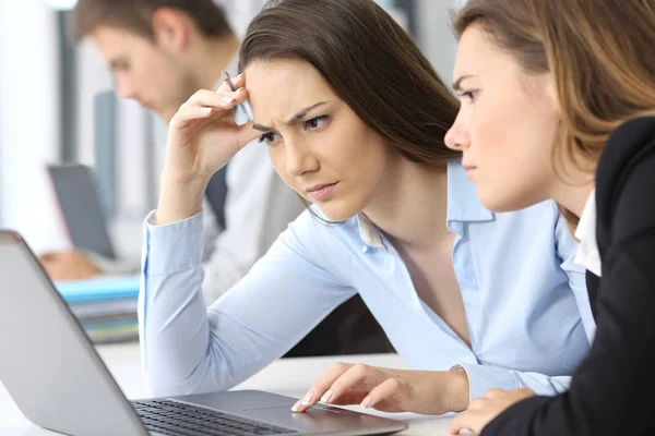 Donne d'affari preoccupate che lavorano on line — Foto Stock