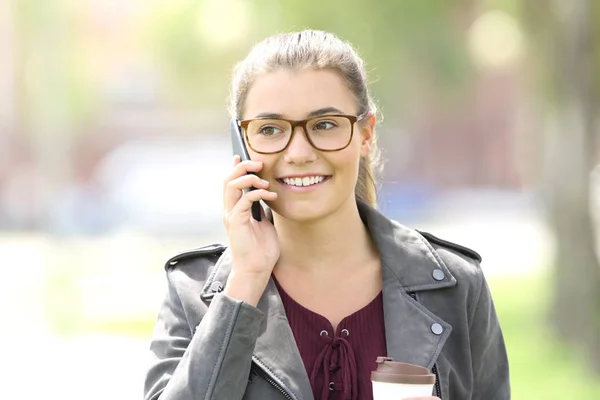 Chica de moda llamando en el teléfono móvil — Foto de Stock