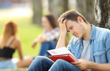 Üzgün öğrenci başarısız bir sınav kontrol