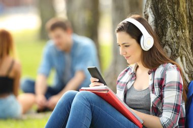 öğrencinin öğrenmesini hatta kulaklıklar ile