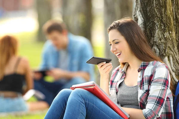 Estudiante usando reconocimiento de voz con un teléfono — Foto de Stock