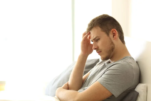 Triste uomo lamentarsi sul letto — Foto Stock