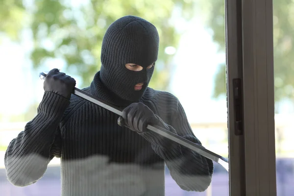 Thief trying to open a house window — Stock Photo, Image