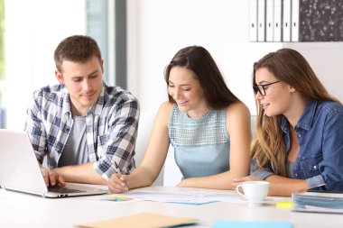 Üç çalışanın ofis coworking