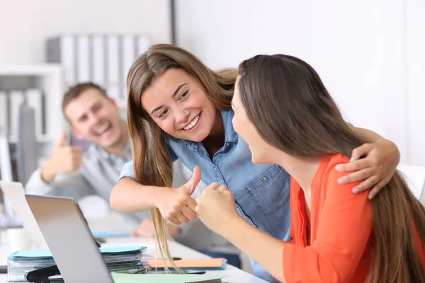 Onorevoli colleghi, mi congratulo con un dipendente di successo — Foto Stock