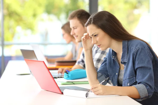 Geconcentreerde student e-leren in een klaslokaal — Stockfoto