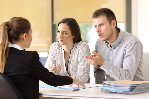 Paar die beweert een zakenvrouw op kantoor — Stockfoto