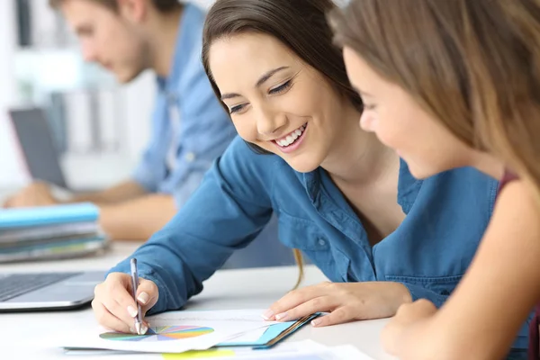 Employees co-working analyzing graph at office — Stock Photo, Image