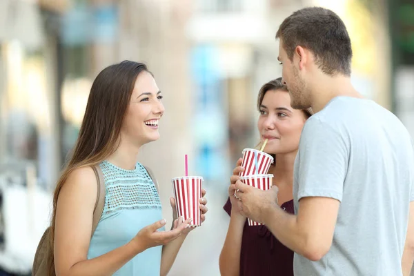 Söz ve paket servisi olan restoran içecekler içme arkadaş