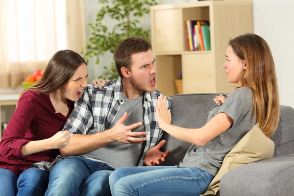 Compañeros discutiendo y gritando en casa — Foto de Stock