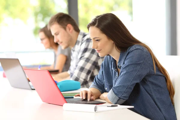 Student e-learning v učebně — Stock fotografie