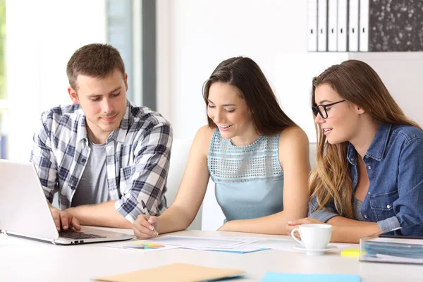 Üç çalışanın ofis coworking