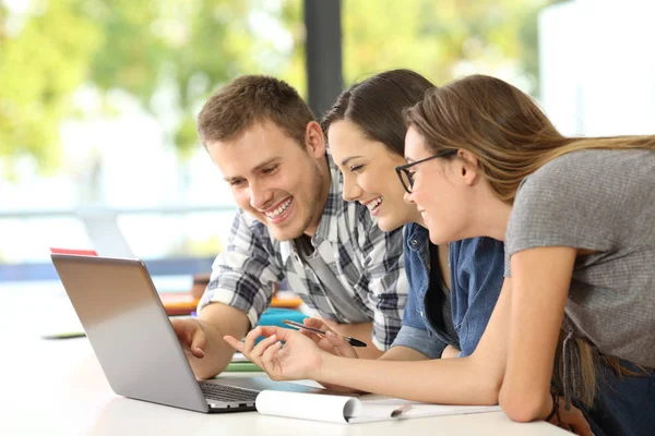 Tres estudiantes aprendiendo juntos en línea — Foto de Stock