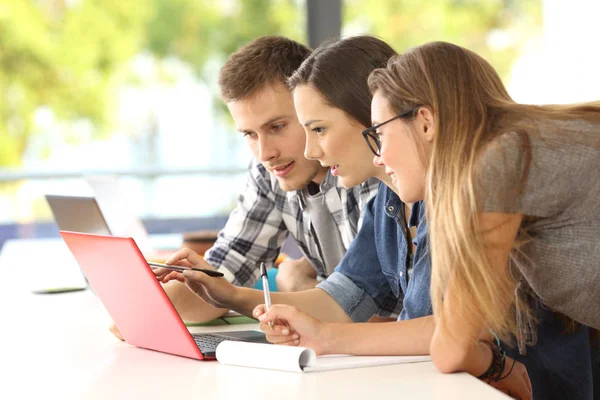 Três estudantes estudando juntos on-line — Fotografia de Stock
