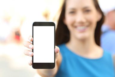 Boş dikey telefon ekranını göstermeyi erkek