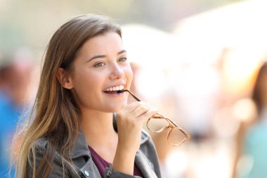 Mutlu kız gözlük sokakta ısırma