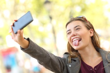 Teen selfies alarak ve yapması
