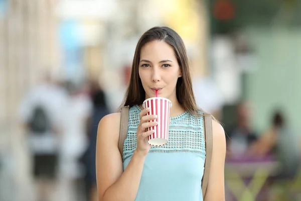 Framsida av en flicka som du smuttar på en takeaway drink — Stockfoto
