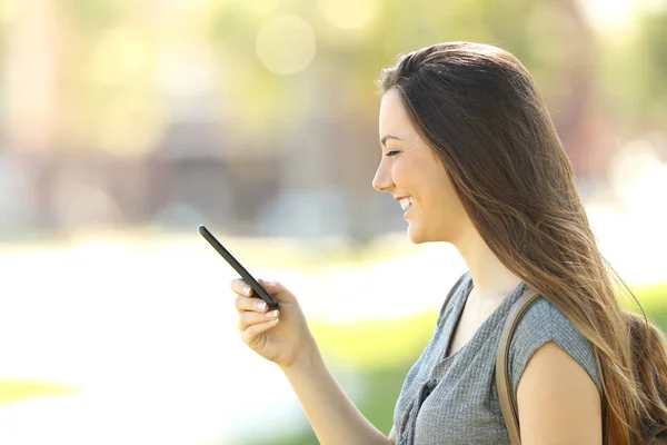 携帯電話を使って女性のプロフィール — ストック写真