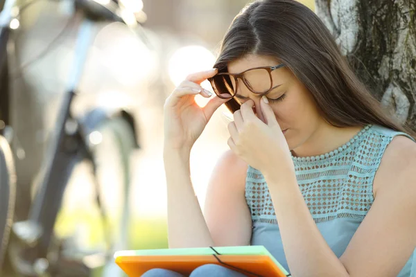 Studente che soffre di affaticamento oculare mentre sta studiando — Foto Stock