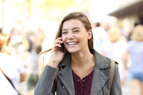 Adolescente rindo enquanto fala ao telefone — Fotografia de Stock