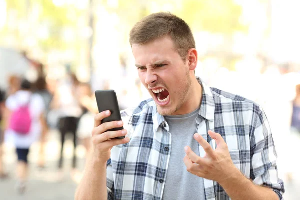 Злой человек с разбитым телефоном — стоковое фото
