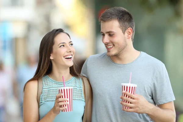 Çift konuşmak ve paket servisi olan restoran içecek holding