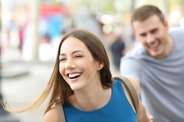 Drôle de couple d'adolescents courant dans la rue — Photo