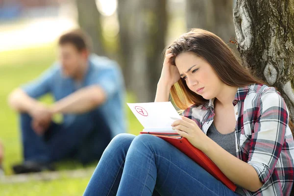 Smutné, student při pohledu na neúspěšné zkoušky — Stock fotografie
