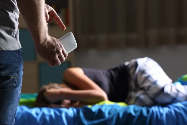 Father showing phone to a sad teen — Stock Photo, Image