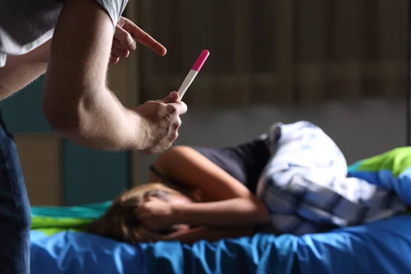 Père montrant test de grossesse à un adolescent triste — Photo