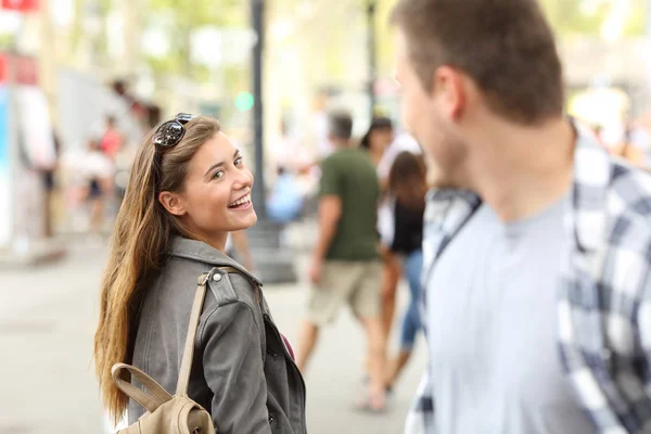 Chica enamorada encontrándose con su enamoramiento en la calle — Foto de Stock