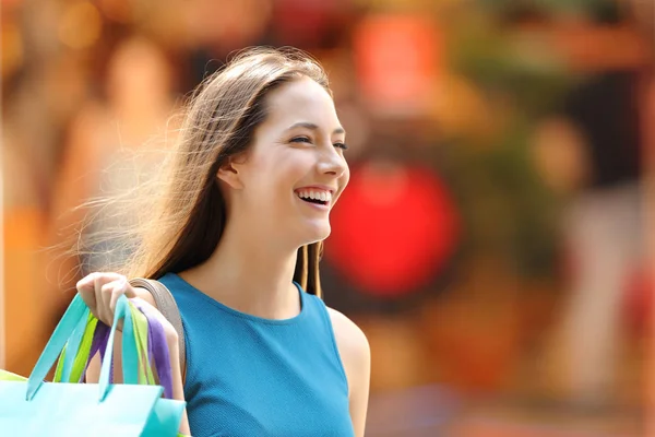 Boldog vásárlók, a gyalogos bevásárló szatyrok — Stock Fotó